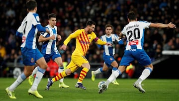 Soccer Football - La Liga Santander - Espanyol v FC Barcelona - RCDE Stadium, Barcelona, Spain - January 4, 2020   Barcelona&#039;s Lionel Messi in action with Espanyol&#039;s Bernardo Espinosa    REUTERS/Albert Gea     TPX IMAGES OF THE DAY