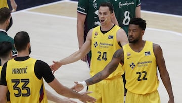 La defensa del Barça ahoga a Unicaja en la segunda parte