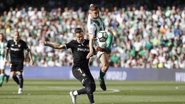 Roque Mesa, de negro, con el bético Fabián durante el derbi.