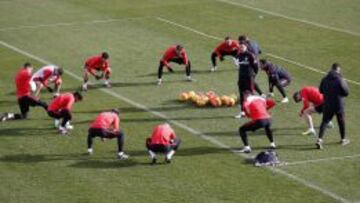 Simeone, dirigiendo la sesión del Atlético.