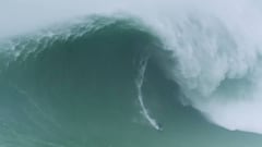 Kai Lenny surfeando una ola de 21 metros en Nazar&eacute; (Portugal), premiada como la ola m&aacute;s grande del a&ntilde;o en los Red Bull Big Wave Awards. 