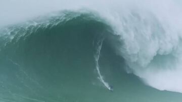 Kai Lenny surfeando una ola de 21 metros en Nazaré (Portugal), premiada como la ola más grande del año en los Red Bull Big Wave Awards.