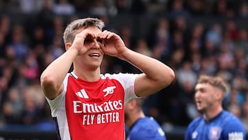 Soccer Football - Premier League - Ipswich Town v Arsenal - Portman Road, Ipswich, Britain - April 20, 2025 Arsenal's Leandro Trossard celebrates scoring their third goal REUTERS/David Klein EDITORIAL USE ONLY. NO USE WITH UNAUTHORIZED AUDIO, VIDEO, DATA, FIXTURE LISTS, CLUB/LEAGUE LOGOS OR 'LIVE' SERVICES. ONLINE IN-MATCH USE LIMITED TO 120 IMAGES, NO VIDEO EMULATION. NO USE IN BETTING, GAMES OR SINGLE CLUB/LEAGUE/PLAYER PUBLICATIONS. PLEASE CONTACT YOUR ACCOUNT REPRESENTATIVE FOR FURTHER DETAILS..
