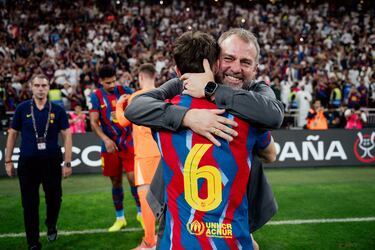 Los jugadores del FC Barcelona celebran sobre el terreno de juego la victoria en la final de la Supercopa de España.