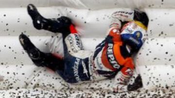 Espectacular caída de Dani Pedrosa