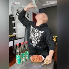 Muere un influencer tras beber varias botellas de un licor chino