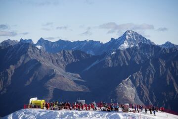 La Copa del Mundo de esquí alpino comienza este fin de semana en Soelden (Austria), lugar de inicio tradicional de la competición. En la imagen, un grupo de esquiadores realiza un entrenamiento en la zona de salida ante la majestuosidad de las montañas que conforman el idílico paisaje del Tirol, en el corazón de los Alpes austriacos.