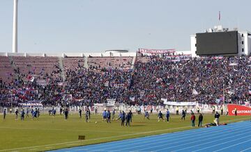 Hinchas de Universidad de Chile realizan el tradicional Banderazo previo al Superclásico.