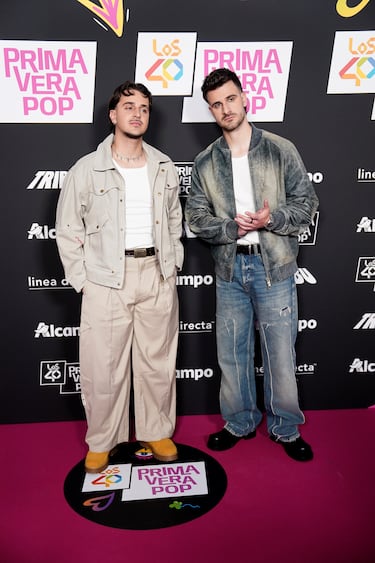 El dúo Adexe y Nau posan en la alfombra roja de LOS40 Primavera Pop.