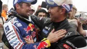 <b>CAMPEONES. </b>El abrazo entre los campeones de motos y coches del Dakar 2012, Despres, a la izquierda, que lleva cuatro, y Peterhansel, diez.