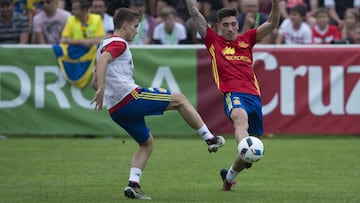 Denis Su&aacute;rez y H&eacute;ctor Beller&iacute;n, durante un entrenamiento con Espa&ntilde;a.