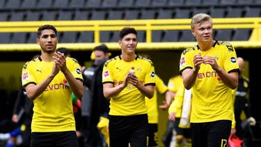 Haaland celebra un gol con el Signal Iduna Park vacío.