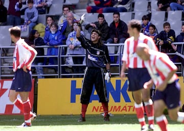 El argentino llegó al Atlético de la mano de Luis Aragonés. Salía de un Mallorca de Champions, aunque con poco protagonismo, para erigirse como el portero titular del ascenso. Internacional con la albiceleste, militaría dos temporadas más de rojiblanco en Primera. Siempre peculiar, gorra, melena y reflejos incluidos, se convertiría años después en el segundo técnico de Simeone antes de comenzar carrera en solitario en los banquillos.