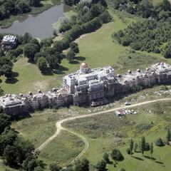 Un multimillonario deja que su ostentoso castillo más grande que el Palacio de Buckingham se pudra sin remedio