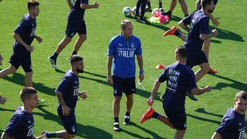 Roberto Mancini comanda un entrenamiento de Italia.