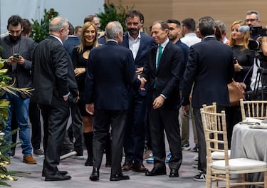 Florentino Pérez charla con José Ángel Sánchez, Emilio Butragueño y la presentadora, Rocío Martínez.