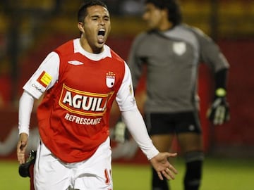 El chileno con la camiseta de Independiente Santa Fe de Colombia. 