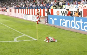 Ramo de flores en la esquina de córner en el estadio Vicente Calderón