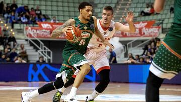 GRAF2499. MURCIA, 05/02/2019.- El escolta estadounidense del Banvit McKenzie Moore (i) juega la pelota anteDino Radoncic, del UCAM Murcia, durante el partido de la Liga de Campeones de baloncesto disputado este martes en el Palacio de los Deportes de Murcia. EFE/Marcial Guillén