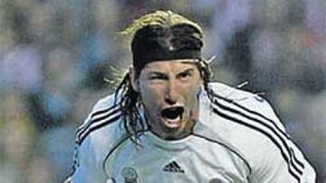 <b>ALEGRÍA, ALEGRÍA... </b>La imagen lo dice todo. Los jugadores del Madrid repartidos en diferentes piñas celebrando el gol de Ramos y los del Athletic abatidos. ¡Y faltaban tres!