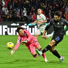 Guillermo Ochoa no puede evitar nueva derrota del Salernitana