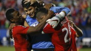 Jesse González celebrando con sus compañeros.