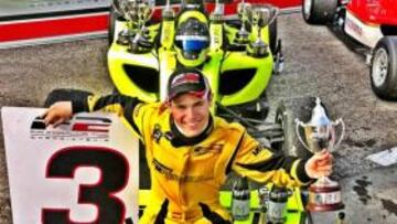 Piñeiro con sus trofeos.