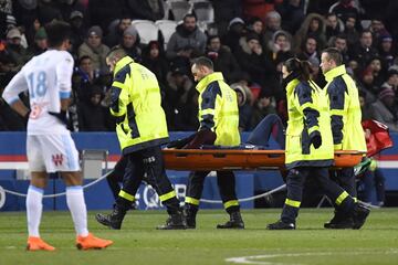 Neymar se fue en camilla con el tobillo lesionado a falta de un cuarto de hora pra el final del partido.