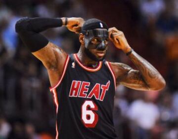 LeBron James jugador de los Miami Heat con una protección en la cara.