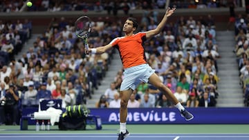 NEW YORK, NEW YORK - SEPTEMBER 11: Carlos Alcaraz of Spain plays a backhand volley against Casper Ruud of Norway during their Men�s Singles Final match on Day Fourteen of the 2022 US Open at USTA Billie Jean King National Tennis Center on September 11, 2022 in the Flushing neighborhood of the Queens borough of New York City.   Julian Finney/Getty Images/AFP