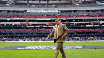 El entrenador de Tigres Miguel Herrera camina en la cancha, durante un juego de ida de cuartos de final del torneo Clausura 2022 de la Liga MX del fútbol mexicano hoy, en el estadio Azteca de Ciudad de México (México).