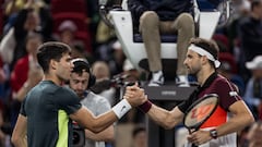 Shanghai (China), 11/10/2023.- Grigor Dimitrov of Bulgaria (R) celebrates after winning the match against Carlos Alcaraz of Spain (L) at the Shanghai Masters tennis tournament, Shanghai, China, 11 October 2023. (Tenis, España) EFE/EPA/ALEX PLAVEVSKI
