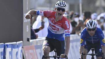 Van der Poel celebra su triunfo en la meta del UAE Tour.