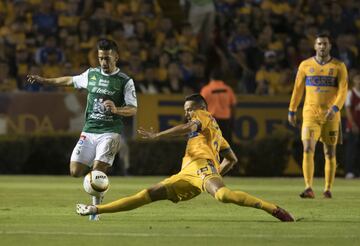 MEX04. MONTERREY (MÉXICO), 25/11/2017.- El jugador Junior Anselmo (d) de Tigres disputa el balón con Fernando Navarro (i) de León hoy, sábado 25 de noviembre de 2017, durante el partido de vuelta de cuartos de final del Torneo Apertura 2017, entre los equipos de Tigres y León , celebrado en el estadio Universitario de la ciudad de Monterrey (México). EFE/Miguel Sierra.