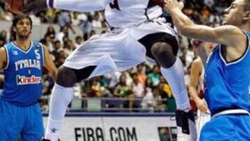 <B>DECISIVO</B>. Dwyane Wade, con 24 puntos, tiró del carro junto a Carmelo Anthony en el complicado dueño con Italia.