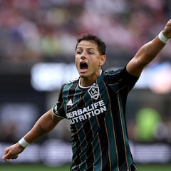 La razón por la que Chicharito no firmó la bandera de México