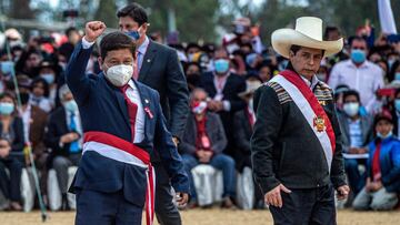 (FILES) In this file photo taken on July 29, 2021 Peru&#039;s new Chief of Staff Guido Bellido (L) raises his fist next to Peru&#039;s President Pedro Castillo (R) at Pampa de la Quinua in Ayacucho, southern Peru. - Peruvian President Pedro Castillo announced on October 6 the resignation of his prime minister and his entire cabinet, two months after taking office, in a surprise message to the country broadcast on state television. (Photo by Ernesto BENAVIDES / AFP)