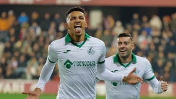 PONTEVEDRA, 15/01/2025.- El delantero del Getafe Álvaro Rodríguez (i) celebra tras marcar el 0-1 durante el partido de octavos de la Copa del Rey entre Pontevedra CF y Getafe CF, este miércoles en el Estadio Municipal de Pasarón, en Pontevedra. EFE/ Lavandeira Jr