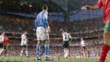 <b>SE MARCHÓ</b>. Figo se dirigió al vestuario tras ser sustituido en el partido ante Inglaterra.