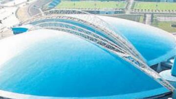 <b>ASPIRE, ACADEMIA DE OTRA GALAXIA</b>. En el pabellón más grande del mundo no compite la élite. El Aspire, creado por el arquitecto francés Roger Taillibert, es una Academia donde se forman las estrellas del futuro. Entre el personal técnico, docente y administrativo hay gente de 42 nacionalidades. Y entre los alumnos, el 80% son qataríes; el 15%, residentes y, el 5%, africanos de un programa especial.