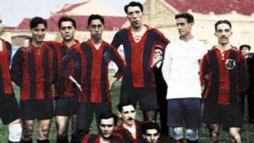 <b>7-11-1915. </b>Equipo del Barcelona que venció al Universitary por 12-2. Rodeado por círculo amarillo, Paulino Alcántara.
