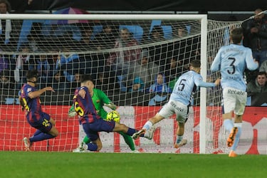 1-1. Paradón de Radu a Rashford. La jugada sigue y se convierte en un contraataaque para los celestes, en el que Sergio Carreira se queda solo con Wojciech Szczesny para cruzar el balón, al lado derecho del portero azulgrana, y anotar.
