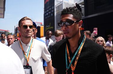 Jude Bellingham y Jordan Henderson en el Paddock del Gran Premio de Barcelona que se disputa en el circuito de Barcelona-Cataluña.
