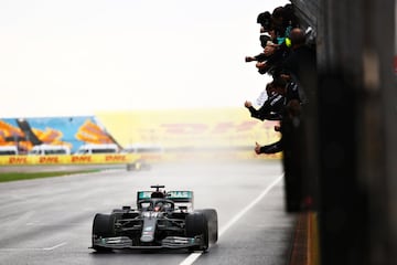 Lewis Hamilton conquistó en el Gran Premio de Turquía su séptimo título mundial de F1 e igualó en palmarés a la leyenda de Michael Schumacher.