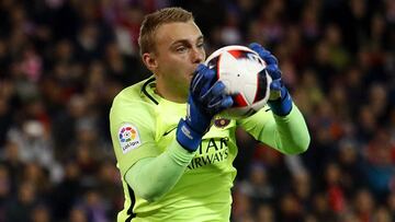 Cillessen atrapa un bal&oacute;n en el partido de semifinales de la temporada pasada contra el Barcelona.