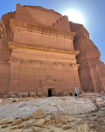 Cristiano Ronaldo y su novia, Georgina Rodríguez han realizad días atrás una romántica escapada al al desierto de Arabia Saudí. El complejo donde se han hospedado se llama Banyan Tree AlUla siendo uno de los destinos turísticos de Arabia Saudí más solicitados por personas de alto standing, ya que el precio por noche para dos personas oscina entre los 5.000 y los 10.000 euros.