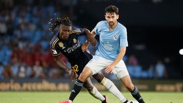 El centrocampista franc¨¦s del Real Madrid Eduardo Camavinga disputa una posesi¨®n con Luca de la Torre, centrocampista estadounidense del Celta de Vigo durante el partido correspondiente a la Jornada 3 de LaLiga entre el Celta de Vigo y Real Madrid en el estadio de Bala¨ªdos, en Vigo.