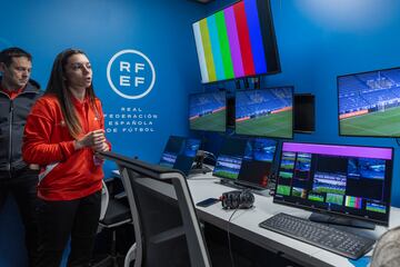 Gil Soriano, árbitra para la final de la Supercopa de España femenina 2024, en una de las salas VOR de Las Rozas.