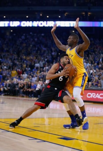 Cory Joseph y Festus Ezeli.