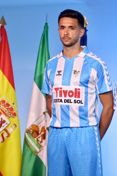 La camiseta es un homenaje al Málaga del mítico Juanito y está inspirada en la de la temporada 1988-89, en la que el de Fuengirola jugó.